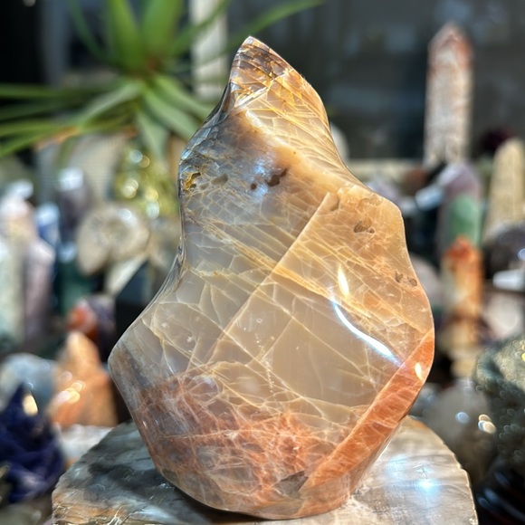 🎄SALE🎄Peach Moonstone Crystal Flame Carving With Flash! - Picture 9 of 12
